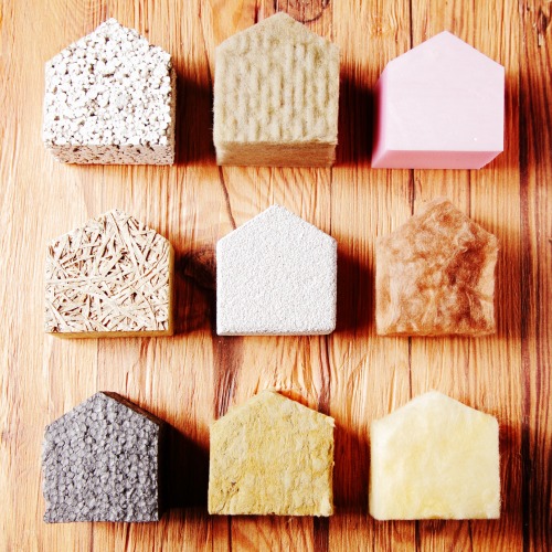 Model Houses with various insulation on the table_Quelle: Fotolia_exclusive-design_79942865