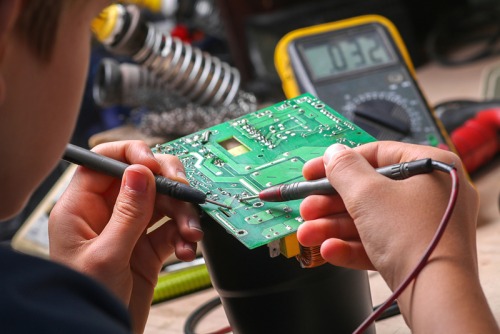 Repair of electronic devices, tin soldering parts_Quelle: shutterstock_tcsaba_730471276