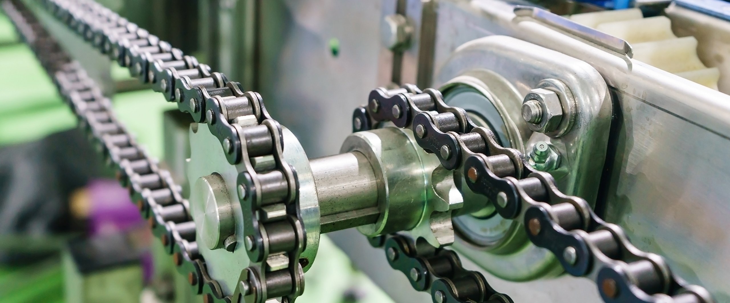 Gear and chain drive shaft in conveyor chain and conveyor belt is on production line_Quelle: shutterstock_793083277_Navin Tar