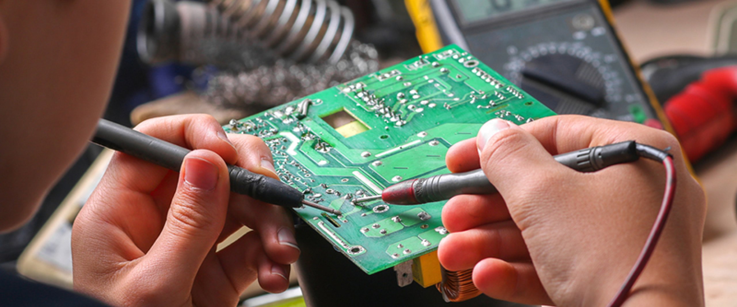Repair of electronic devices, tin soldering parts_Quelle: shutterstock_tcsaba_730471276